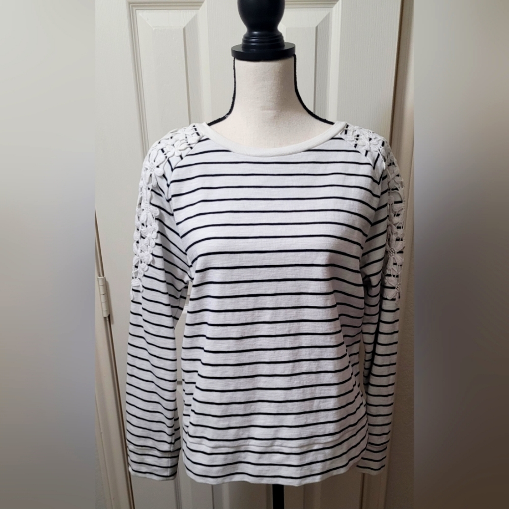 4/$25Sweater  anewday  floral lace arm size X worn twice in good condition